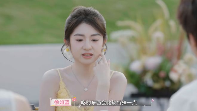 恋综女嘉宾最新时髦单品：肩膀头子